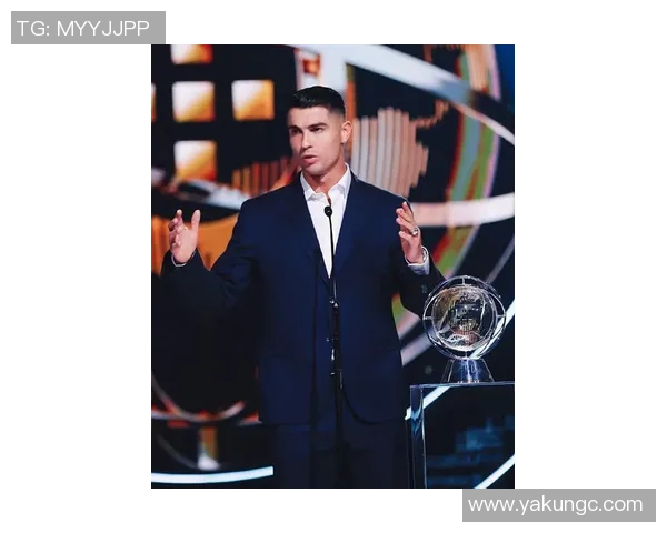 探讨足球明星C罗独特头型背后的时尚与个性魅力