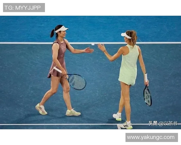 李娜与足球明星亲密合影展现运动精神与友谊的完美结合